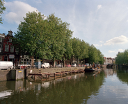 844524 Gezicht op de kom in de Stadsbuitengracht bij de Weerdsluis te Utrecht. Tegen de kademuur onder de Bemuurde ...